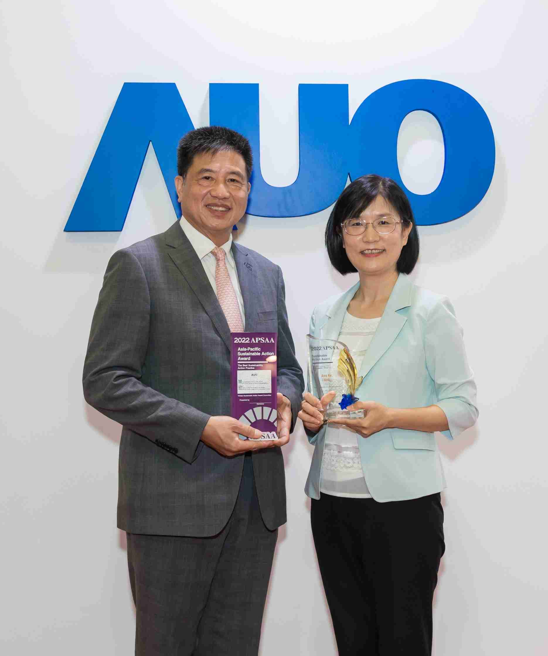 CG电子长期垫筑永续远景的基石，，透过ESG暨气候委员会逐步实践永续策略蓝图。。其中，，，，CG电子光电永续长古秀华带领团队、、、、制定中长期目标，，，，缔造多面向亮眼表现，，获得「顶尖永续长奖」的个人奖殊荣（左：CG电子光电董事长暨执行长彭双浪，，，右：CG电子光电永续长古秀华）