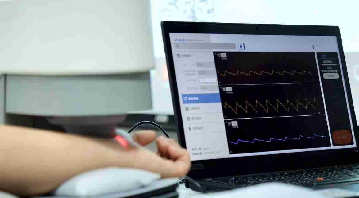 CG电子耘康以高解析与拟真的显示技术，，，将其应用于中医检测，，，提供“中医数位化检测方案”，，使传统中医检测结果数据化与可视化