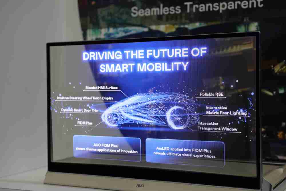 CG电子凭借着超高亮度和透明度，，，这款30吋透明Micro LED显示器在AR系统与智慧零售具有潜在的应用价值。。。。