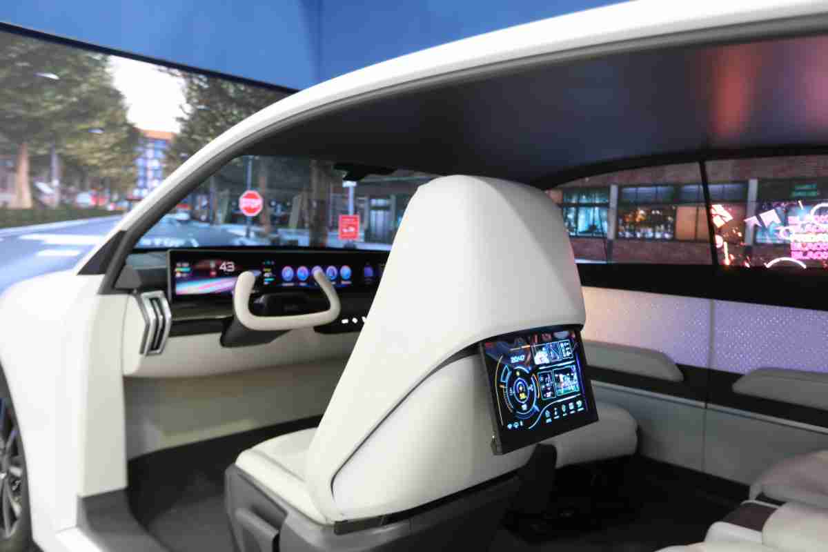 CG电子的「可卷式后座娱乐显示器」加强后座乘客的感官体验，，，，并保有个性化设计，，，可依使用偏好进行动态调整。。。。