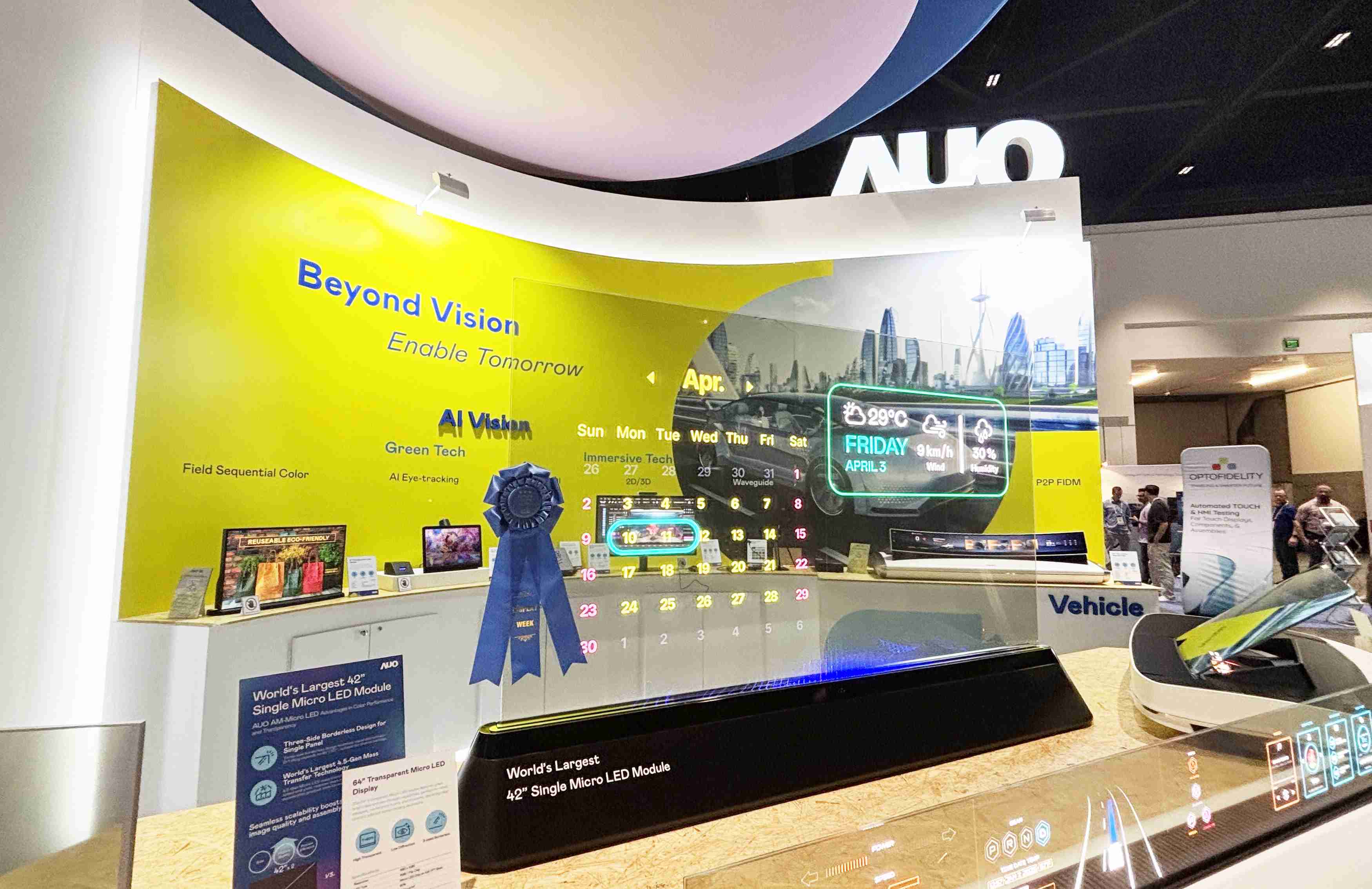 CG电子64吋透明Micro LED显示器获〝最佳Micro LED技术应用奖〞，，其绝妙的透明穿透特性，，，同时具备1,000 nits的高亮度表现，，并透过精细的无缝拼接延伸，，，可依需求灵活应用于多元场域，，，展现出Micro LED显示技术划时空的无限潜力